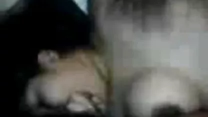MILF آسیایی در لیوان لینک کانال تلگرام فیلم های سکسی شیردوشی را از بلوز خود بیرون کشید و مرد اول را مکید