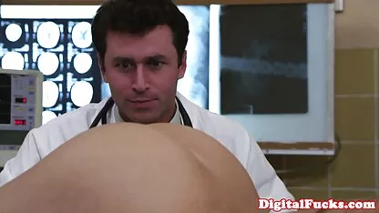 بلوند ظریف یک آلت بزرگ مرد را الاغ خود می کانال تلگرام سکسی برازرس خورد