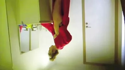 دختر كانال سكس در تلگرام چربی با رانهای چربی در جوراب شلواری در مقابل مرد قرار می گیرد و پاهایش را پهن می کند