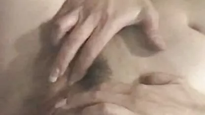 بلوند زرق و برق دار كانال حشري در یک تاکسی سرگرم کننده است