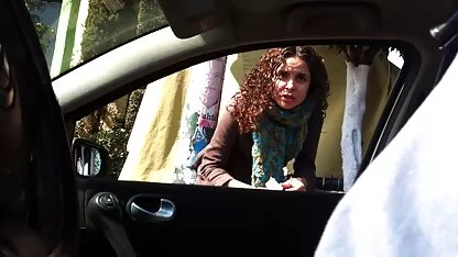 دختری با پیراهن سفید ، یک مرد برهنه را در لینک داستان سکسی در تلگرام یونجه شلاق می زند