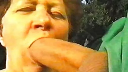MILF شلوار نوارهای مشکی را به نوک سینه های خود می چسباند و در اطراف شلوار در شورت می فیلم کانال سکسی گذرد