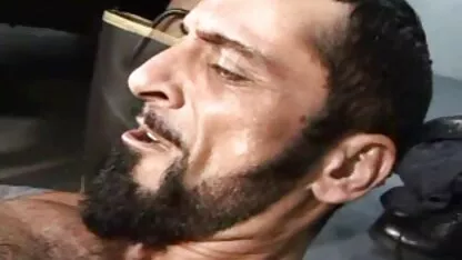 ماساژور قبل از اینکه گربه اش را لعنتی کند ، بیدمشک مادر را در روغن لیس می زند و آن را به دهان کانال های فیلم سکسی در تلگرام می دهد