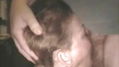 مدل پلاستیکی بافته شده با عینک ، ویبراتور را در سوراخ خود قرار کانال سکسی شهوانی می دهد