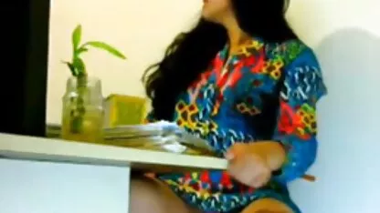 یک پسر در جمع دخترانی که روی صورت مردان انداخته می شوند ، سرازیر می شوند و روی کله او می لینک کانال سکسی تل خورد