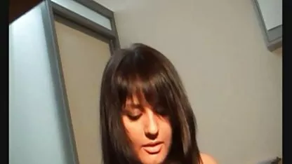 مرد بالغ دوست دختر جوانی را برای رابطه جنسی گسترش داد و او را روی دیک کاشت کانال فیلم سکسی شهوانی