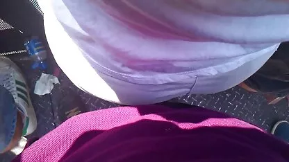 مدل وب با نوک سینه های بیرون زده ، خود را آویزان کرد کانال سکسی واقعی در تلگرام و شکاف dildo به خود گرفت