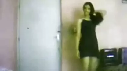 یک دانش آموز مقعد را با یک dildo کار می کند تا در داستانهای سکس تلگرام یک شب پسر را غافلگیر کند
