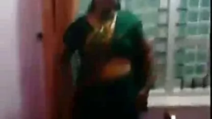 دو مو بور یک مرد را کتک زده و آنیلینگوس را روی کانال سکس فیلم یک مبل مشکی با یک ورق سفید انجام می دهد