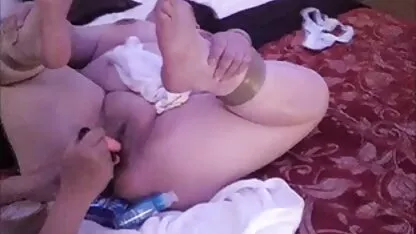 بلوند باریک یک خروس کانال سکسی سوپر بزرگ را در درون خود احساس می کرد