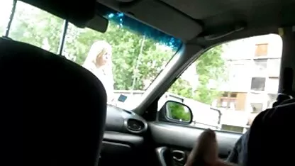 دختری در جوراب مشکی مرد را نوازش می کند و به او سکس تلگرام کانال در رفع استرس کمک می کند