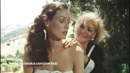 سبزه موی بلند لیلی روما در شورت ، لینک کانال داستان های سکسی در تلگرام جوانان بزرگی را روی تخت نشان می دهد